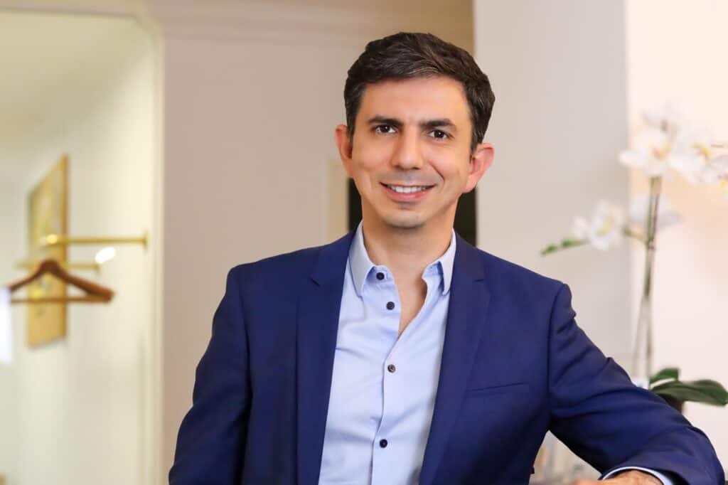 Facharzt Manuel Sánchez im Eingangsbereich